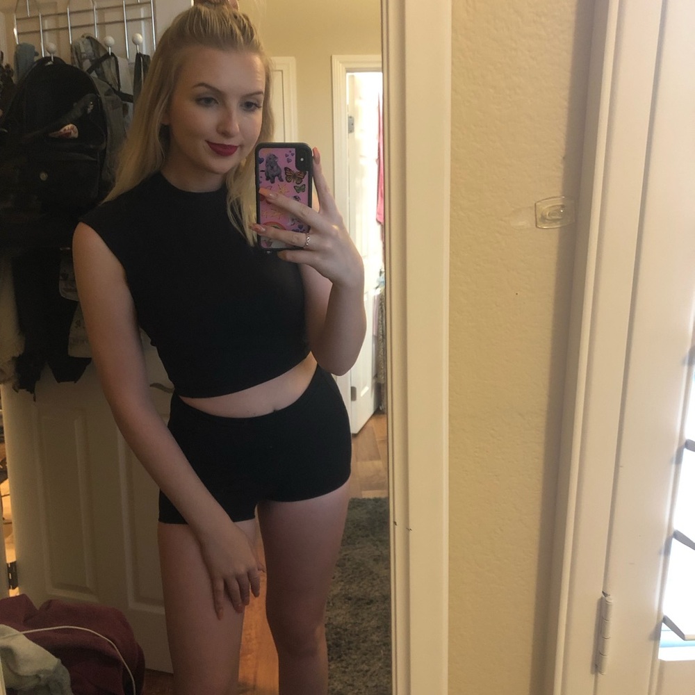 Lululemon black crop top